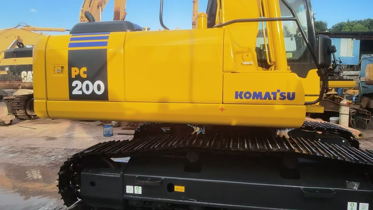 Komatsu PC200 disponible au Togo